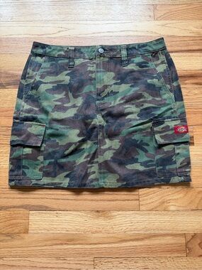 Dickies Womens Camo Cargo Skirt Size 9 (waist 31)